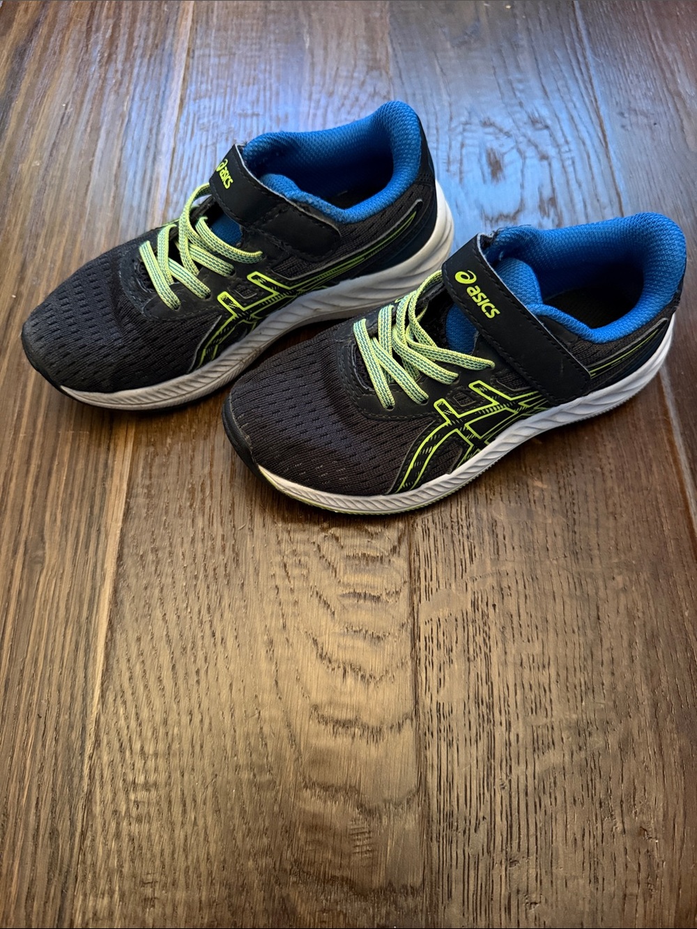 ASICS Kids no-lace sneakers running shoes. PRE EXCITE 11 PS